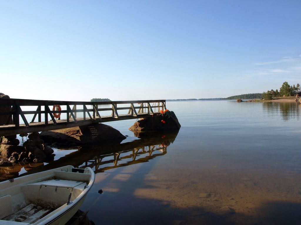 Laituri tyynen meren rannalla