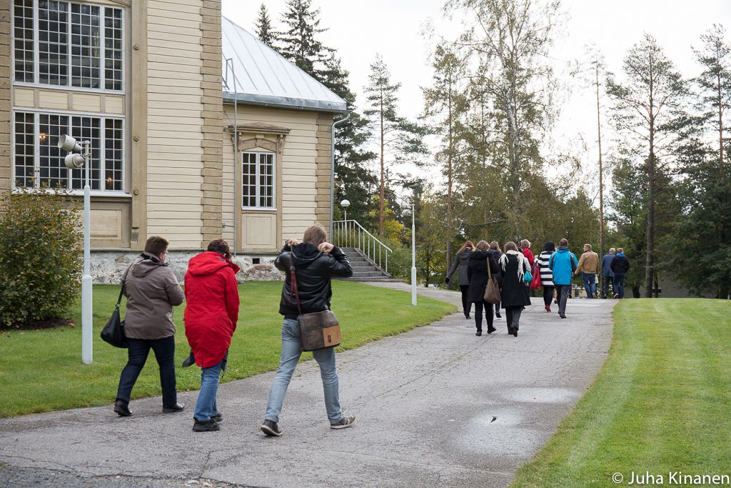 Ihmisiä kirkonmäellä poistumassa kirkosta